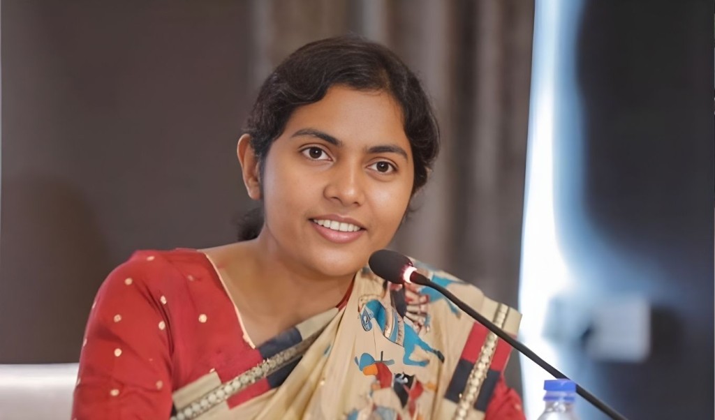 নারীর সঙ্গে বসতেও আপত্তি কীভাবে প্রতিনিধিত্ব নারীর সঙ্গে বসতেও আপত্তি, কীভাবে প্রতিনিধিত্ব