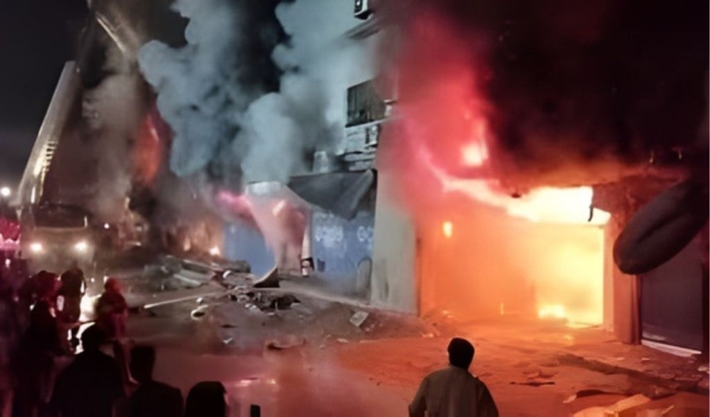 পাকিস্তানের শপিংমলে আগুনে ৫ জনের প্রাণহানি 2 পাকিস্তানের শপিংমলে আগুনে ৫ জনের প্রাণহানি