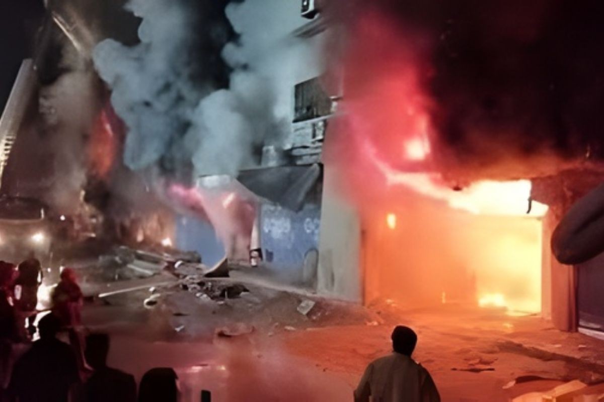 পাকিস্তানের শপিংমলে আগুনে ৫ জনের প্রাণহানি