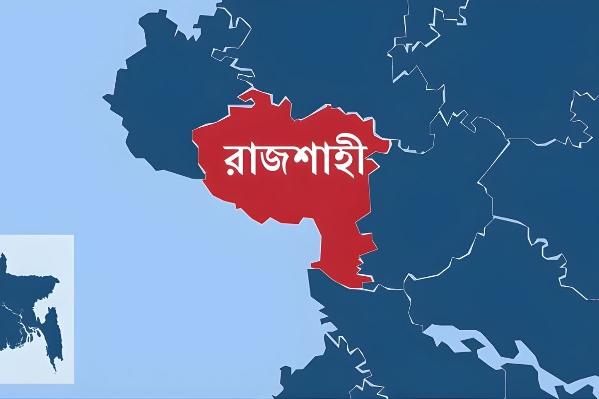 পুঠিয়ায় বিক্ষুব্ধ জনতা পুলিশ সদস্যকে কান ধরে দাঁড় করালো