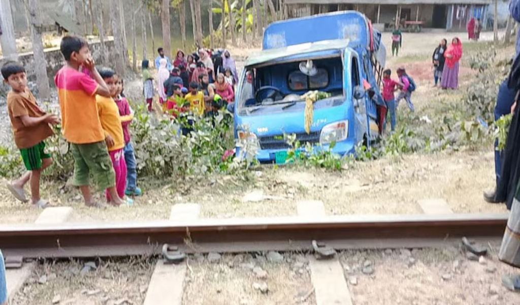ফরিদপুরে পিকআপে ট্রেনের 1768223038 ফরিদপুরে পিকআপে ট্রেনের ধাক্কায় নিহত তিন শ্রমিক