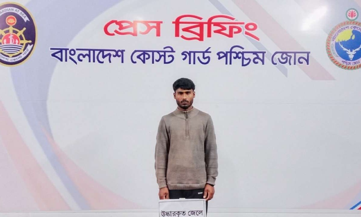 বঙ্গোপসাগরে উদ্ধারকৃত বাংলাদেশি জেলেকে পরিবারের কাছে হস্তান্তর