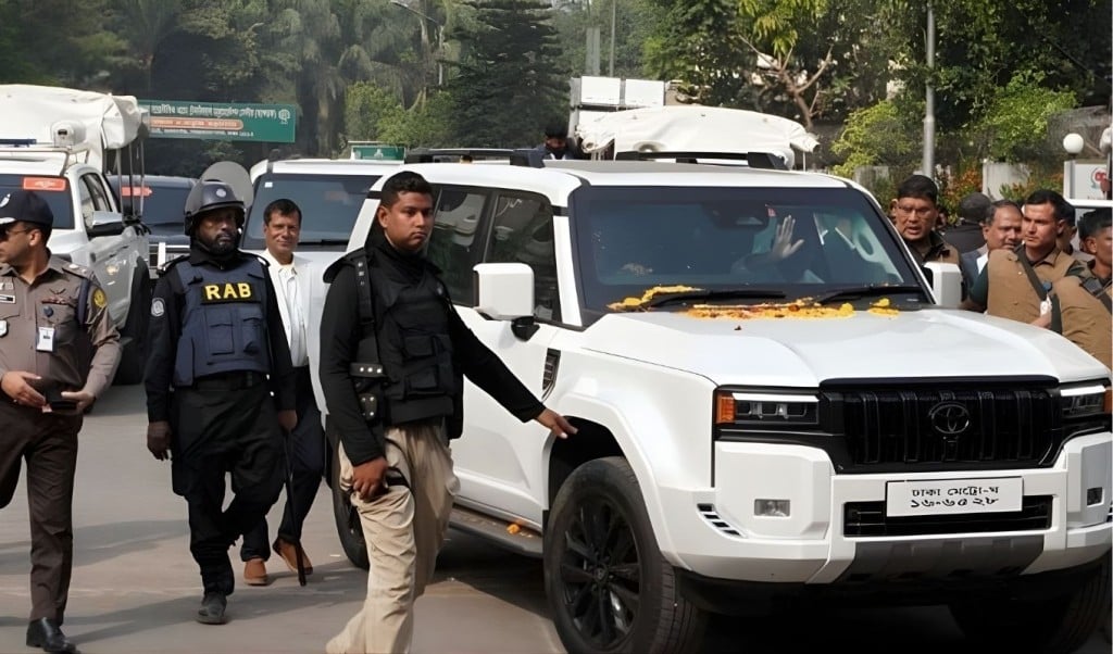 বাইকারের রহস্যময় কাগজ, তারেক রহমানের গাড়িতে লাগিয়ে পালাল