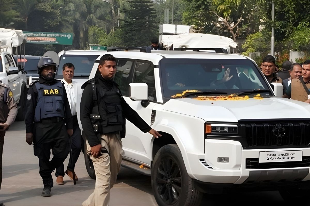 বাইকারের রহস্যময় কাগজ, তারেক রহমানের গাড়িতে লাগিয়ে পালাল