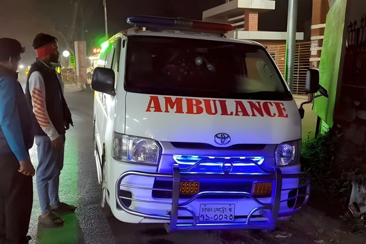 বাইরের ভাড়া নেওয়ার কারণে রোগীবাহী গাড়ি আটকালো ‘অ্যাম্বুলেন্স চক্র’, পথে মৃত্যু।