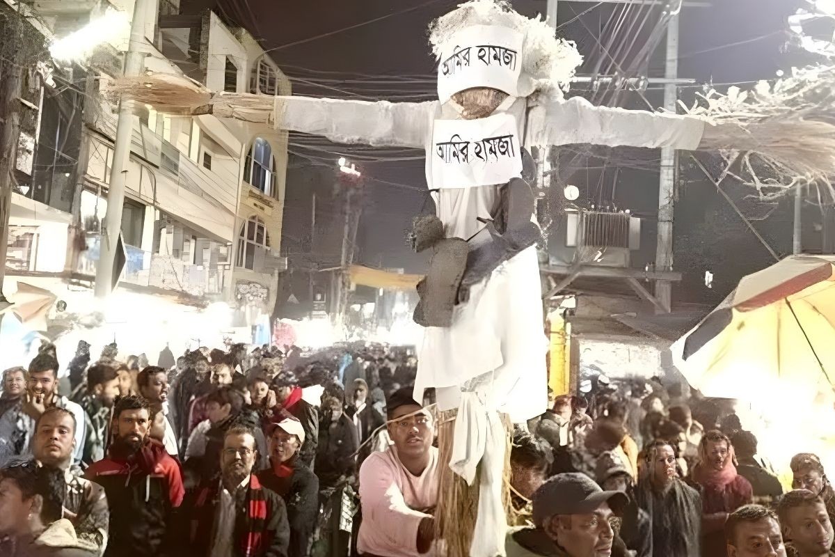 বিক্ষোভে জুতার মালা, আমির হামজার গলায়