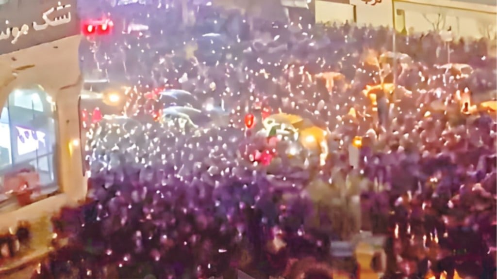 বিক্ষোভের দাবানলে জ্বলছে ইরান ডোনাল্ড ট্রাম্পের সামরিক হস্তক্ষেপের হুমকি 1767995096 বিক্ষোভের দাবানলে জ্বলছে ইরান: ডোনাল্ড ট্রাম্পের সামরিক হস্তক্ষেপের হুমকি