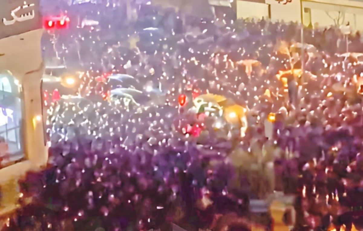 বিক্ষোভের দাবানলে জ্বলছে ইরান: ডোনাল্ড ট্রাম্পের সামরিক হস্তক্ষেপের হুমকি