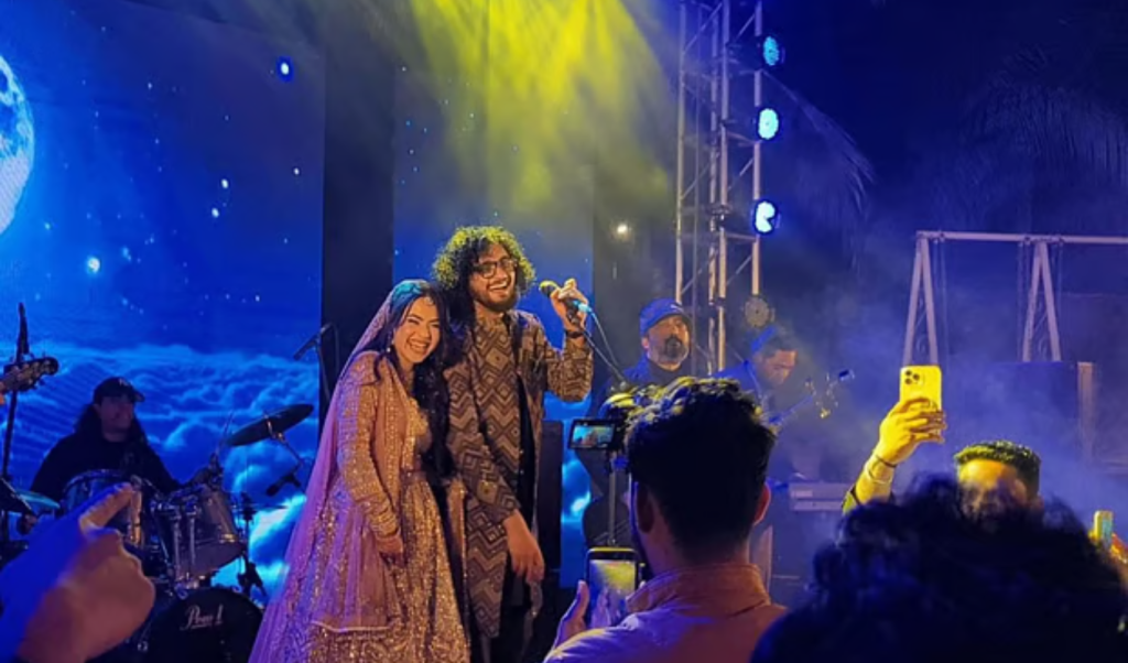 বিয়ের মঞ্চে নববধূর সঙ্গে শিরোনামহীনের সুরেলা মুহূর্ত 1768138422 বিয়ের মঞ্চে নববধূর সঙ্গে শিরোনামহীনের সুরেলা মুহূর্ত