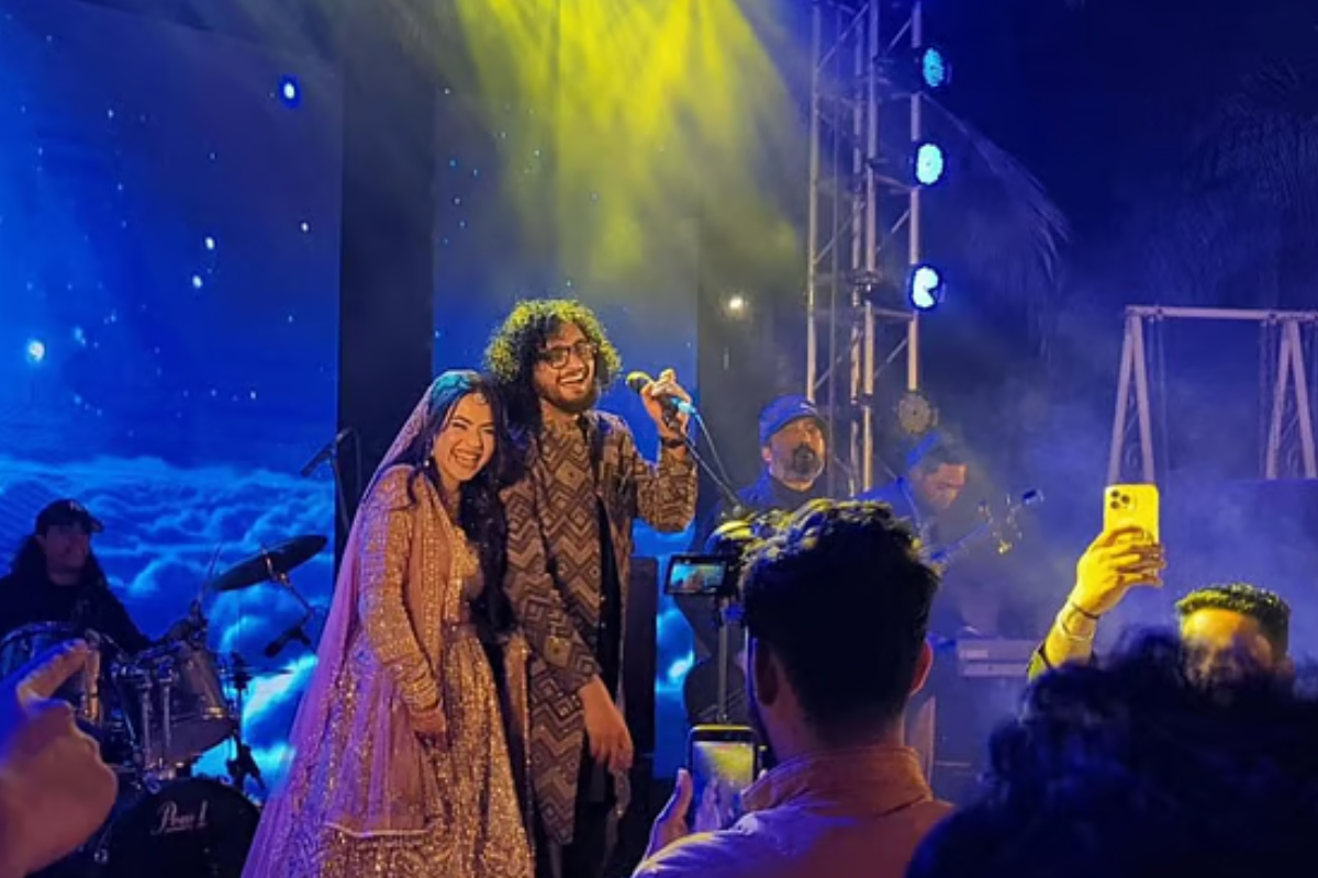 বিয়ের মঞ্চে নববধূর সঙ্গে শিরোনামহীনের সুরেলা মুহূর্ত