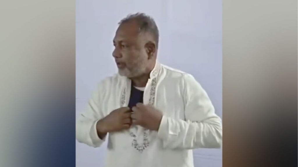 বুলেটপ্রুফ জ্যাকেট পরে নির্বাচনী সভায় গোপালগঞ্জের বিএনপি প্রার্থী 1767822603 বুলেটপ্রুফ জ্যাকেট পরে নির্বাচনী সভায় গোপালগঞ্জের বিএনপি প্রার্থী
