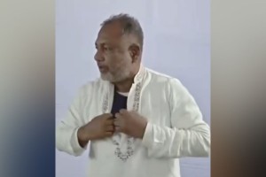 বুলেটপ্রুফ জ্যাকেট পরে নির্বাচনী সভায় গোপালগঞ্জের বিএনপি প্রার্থী