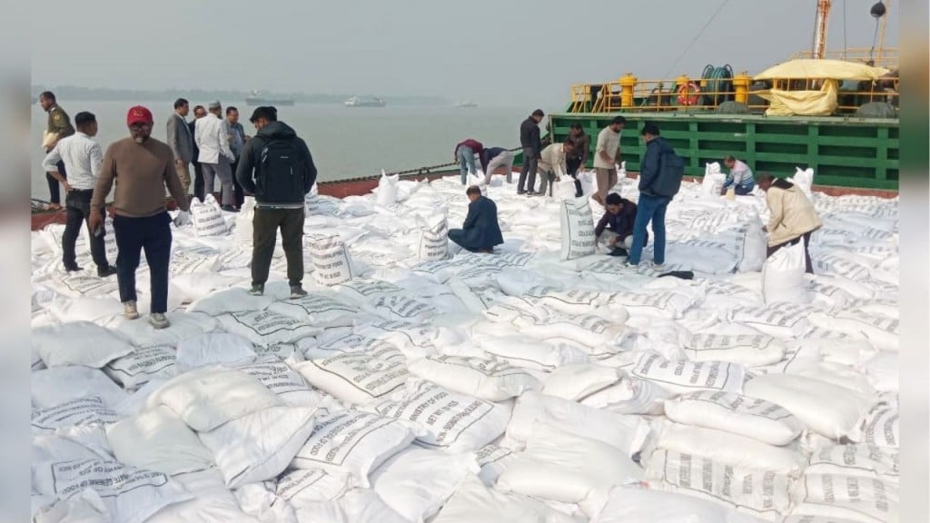 ভারত থেকে চালের বিশাল চালান পৌঁছাল মোংলা বন্দরে ভারত থেকে চালের বিশাল চালান পৌঁছাল মোংলা বন্দরে