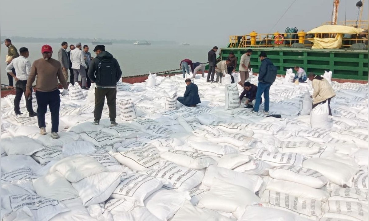 ভারত থেকে চালের বিশাল চালান পৌঁছাল মোংলা বন্দরে