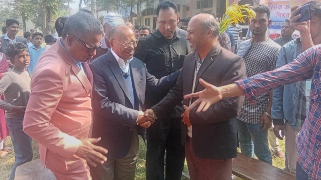 ভোটারের দ্বারে দ্বারে মিন্টু চাইলেন দোয়া ও সমর্থন ভোটারের দ্বারে দ্বারে মিন্টু, চাইলেন দোয়া ও সমর্থন