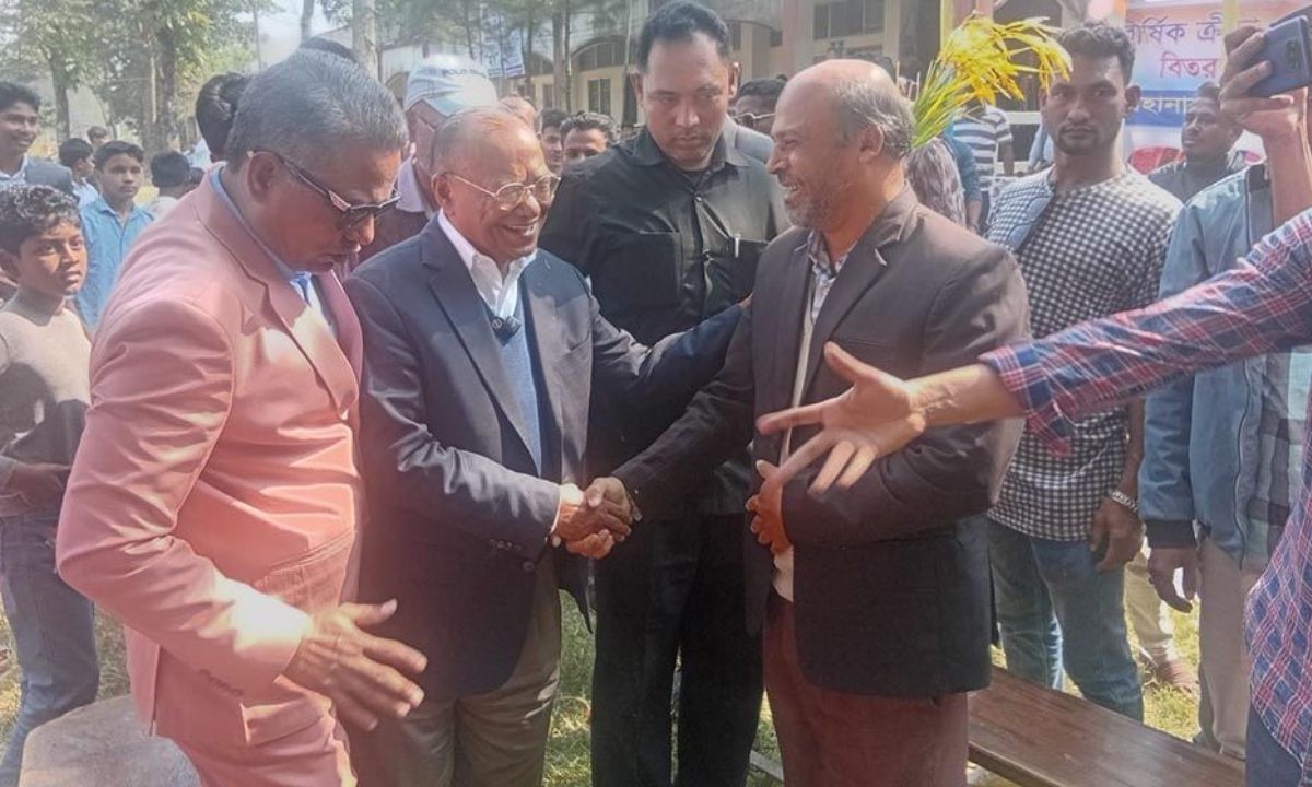 ভোটারের দ্বারে দ্বারে মিন্টু, চাইলেন দোয়া ও সমর্থন