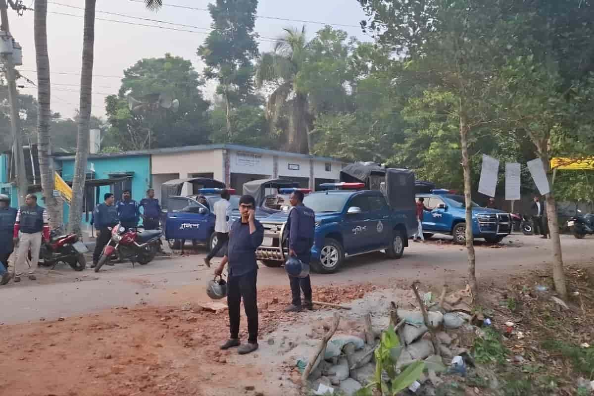 মাদারীপুরে শ্রমিক দলের সংঘর্ষে বোমা বিস্ফোরণ, আহত ১০
