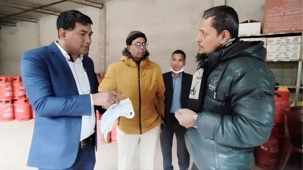মানিকগঞ্জে এলপিজি গ্যাসের অতিরিক্ত মূল্য আদায় দুই প্রতিষ্ঠানকে জরিমানা 1767654801 মানিকগঞ্জে এলপিজি গ্যাসের অতিরিক্ত মূল্য আদায়: দুই প্রতিষ্ঠানকে জরিমানা