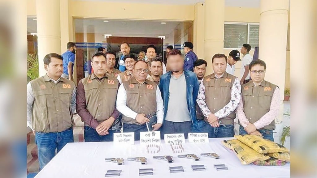 যশোরে অবৈধ অস্ত্রের দাপট জনমনে ক্রমবর্ধমান উদ্বেগ ও শঙ্কা যশোরে অবৈধ অস্ত্রের দাপট: জনমনে ক্রমবর্ধমান উদ্বেগ ও শঙ্কা
