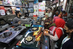 রাজধানীতে তীব্র গ্যাস সংকট: বিকল্প হিসেবে বৈদ্যুতিক চুলার কদর