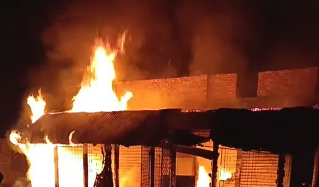 রাজশাহীতে হতাশার কারণে দোকানে আগুন লাগিয়ে ব্যবসায়ীর আত্মদাহের চেষ্টা