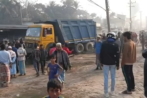 লক্ষ্মীপুরে ডাম্প ট্রাকের চাপায় স্কুলছাত্রীর মৃত্যু