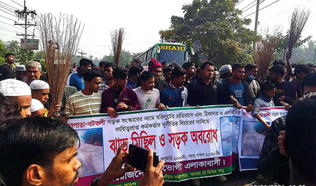 লক্ষ্মীপুরে সড়ক সংস্কার দাবিতে ঝাড়ুমিছিল 1767885176 লক্ষ্মীপুরে সড়ক সংস্কার দাবিতে ঝাড়ুমিছিল