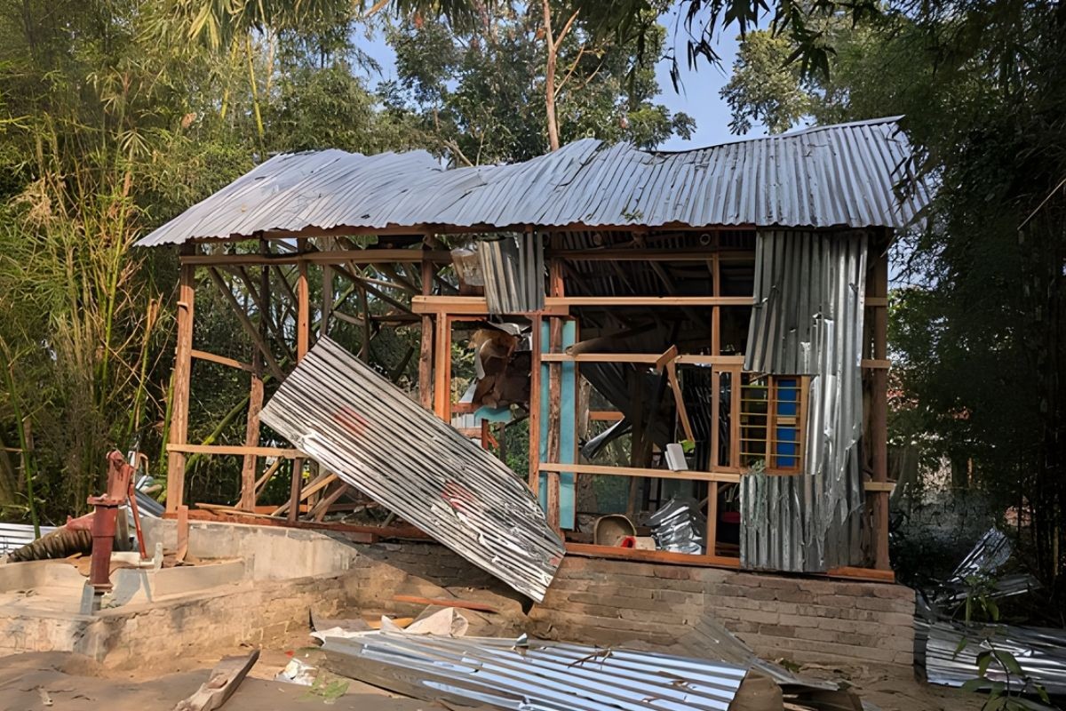 শরীয়তপুরে বসতঘরে ককটেল বিস্ফোরণ, আধা কিলোমিটার দূরে মিলল রক্তাক্ত লাশ