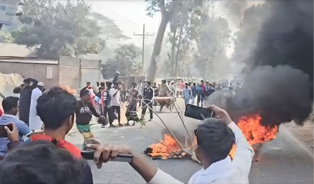 সড়ক দুর্ঘটনায় ৩ প্রাণ হারালেন শিশুটি বেঁচে গেল আশ্চর্যভাবে 1768304733 সড়ক দুর্ঘটনায় ৩ প্রাণ হারালেন, শিশুটি বেঁচে গেল আশ্চর্যভাবে