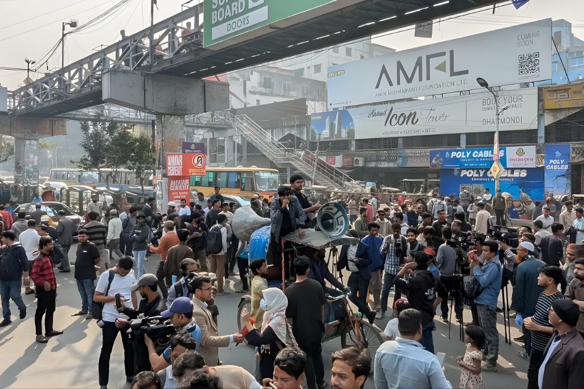 সাত কলেজ শিক্ষার্থীদের ঢাকায় সড়ক অবরোধে জনগণের ভোগান্তি