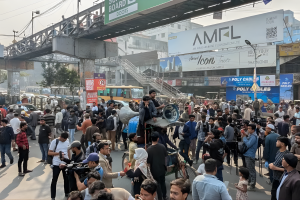 সাত কলেজ শিক্ষার্থীদের ঢাকায় সড়ক অবরোধে জনগণের ভোগান্তি