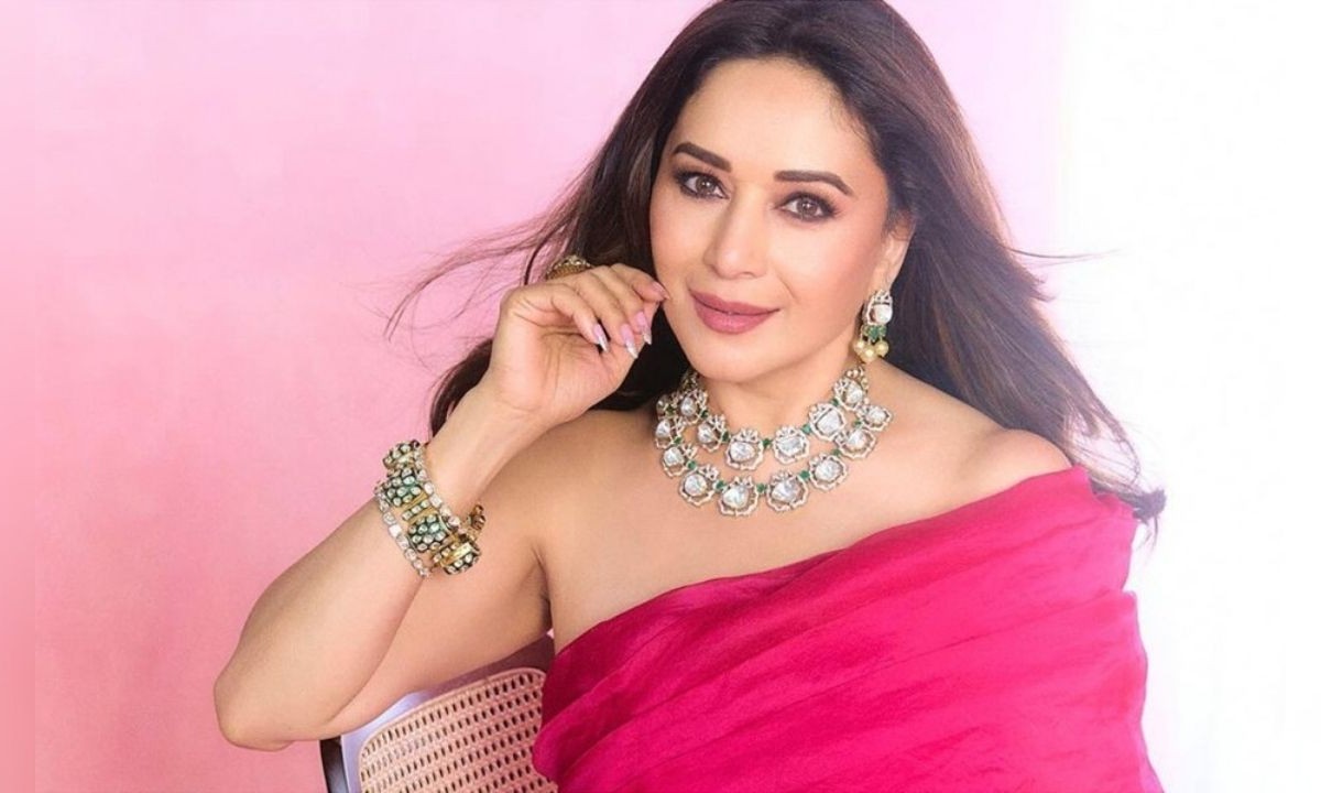 সিরিয়াল কিলার বেশে ওটিটিতে ফিরছেন মাধুরী দীক্ষিত