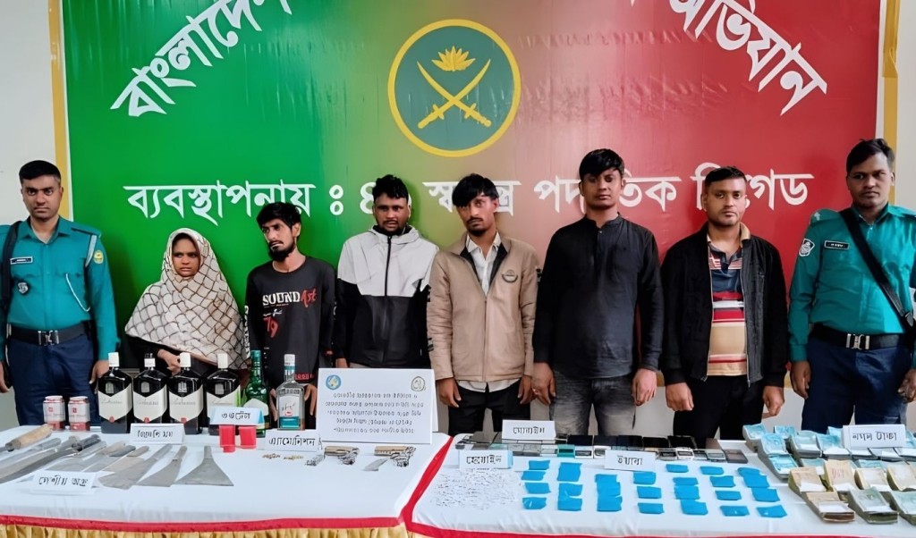 সেনার অভিযানে অস্ত্র মাদকসহ ৬ আটক সেনার অভিযানে অস্ত্র-মাদকসহ ৬ আটক