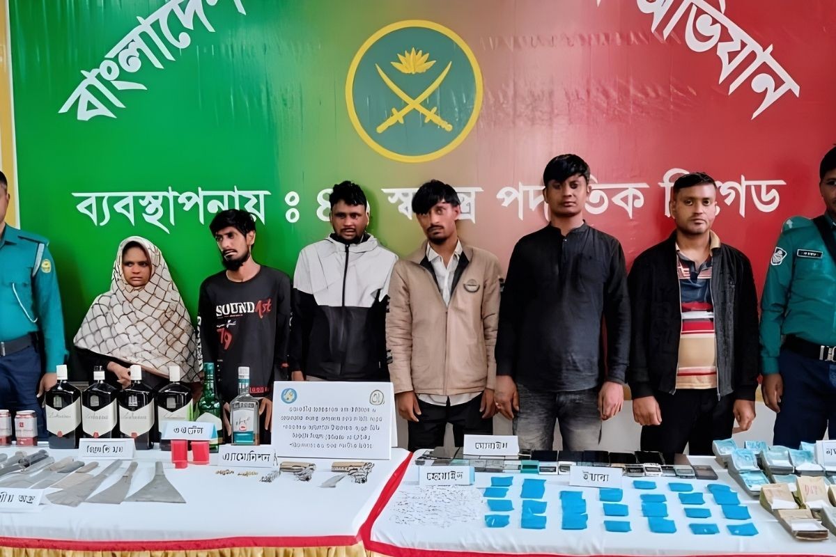 সেনার অভিযানে অস্ত্র-মাদকসহ ৬ আটক