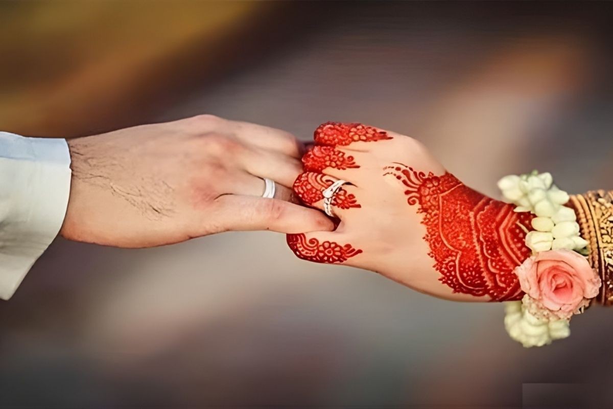 স্কুলের সময়ের ভালোবাসা বীমা হয়ে থাকলেও, বিয়ের পর মিলল বড় সম্পদ।