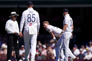 স্টোকস মাঠে খেলতে পারলেন না চোটের কারণে