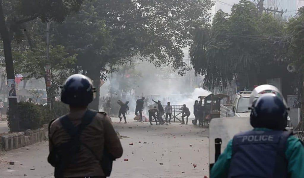 হাতিরপুলে ব্যবসায়ী পুলিশ সংঘর্ষ উত্তেজনা ছড়িয়ে পড়লো 1767517055 হাতিরপুলে ব্যবসায়ী-পুলিশ সংঘর্ষ, উত্তেজনা ছড়িয়ে পড়লো
