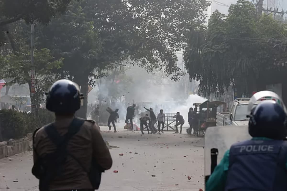 হাতিরপুলে ব্যবসায়ী-পুলিশ সংঘর্ষ, উত্তেজনা ছড়িয়ে পড়লো