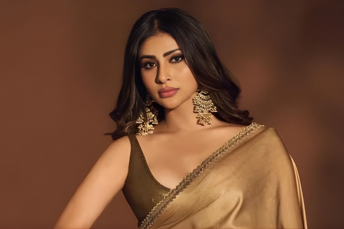 হেনস্তার শিকার অভিনেত্রী মৌনী রায়