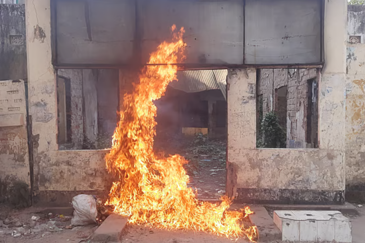 হবিগঞ্জে কার্যালয়ে পতাকা উত্তোলনের পর অগ্নিসংযোগ ঘটালো তরুণরা