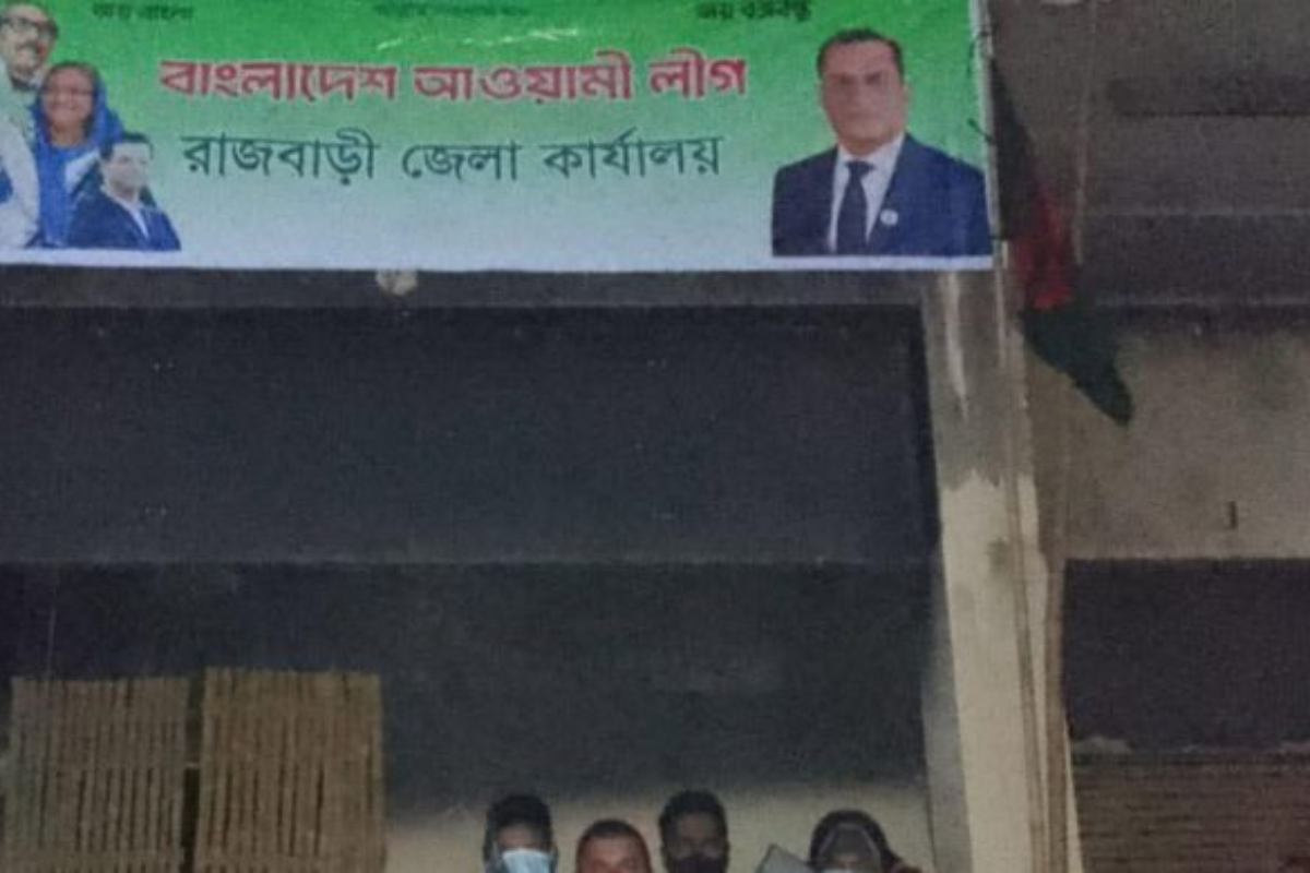 রাজবাড়ী আ.লীগ কার্যালয়ে মুজিব-হাসিনার ছবি টাঙানো