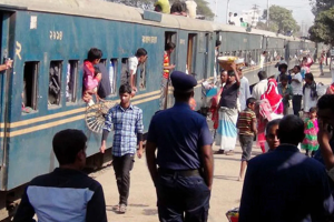 রেলে টিকিট-বিহীন ভ্রমণে লাখ টাকা আদায়