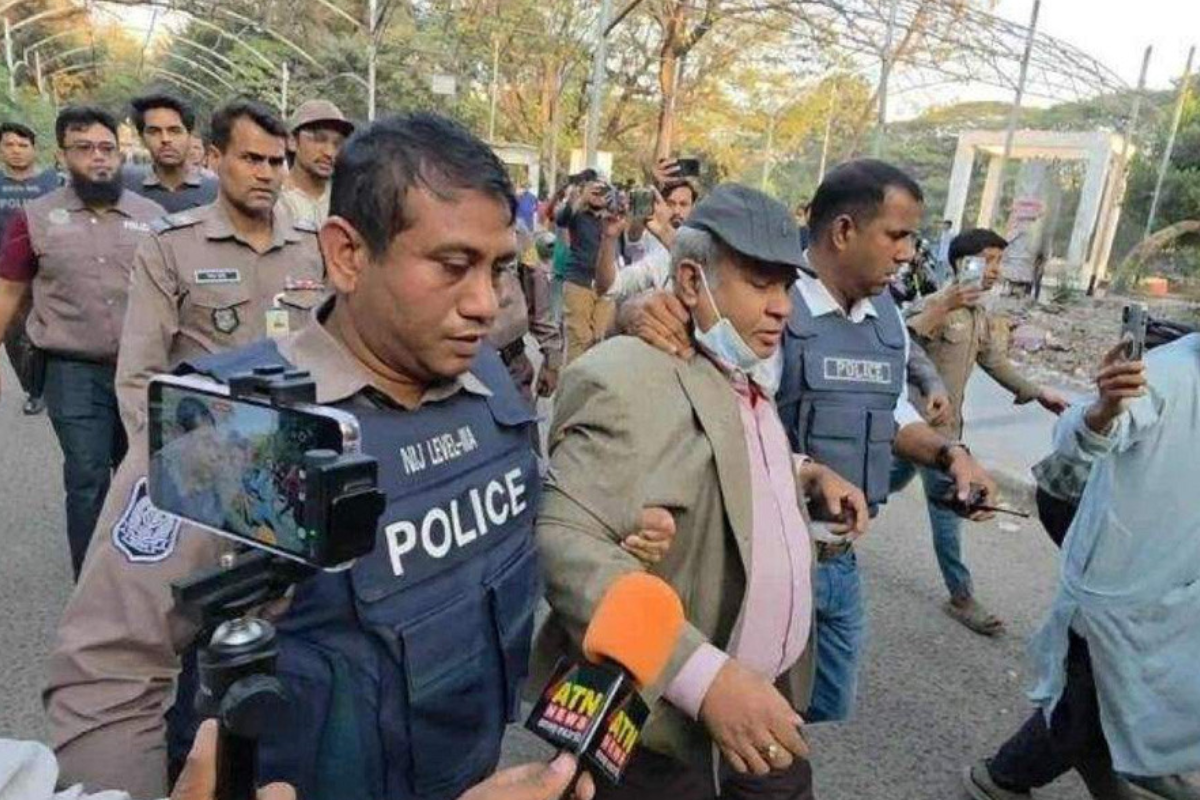 ধানমণ্ডি ৩২ থেকে ঢাবি শিক্ষকসহ আটক ২
