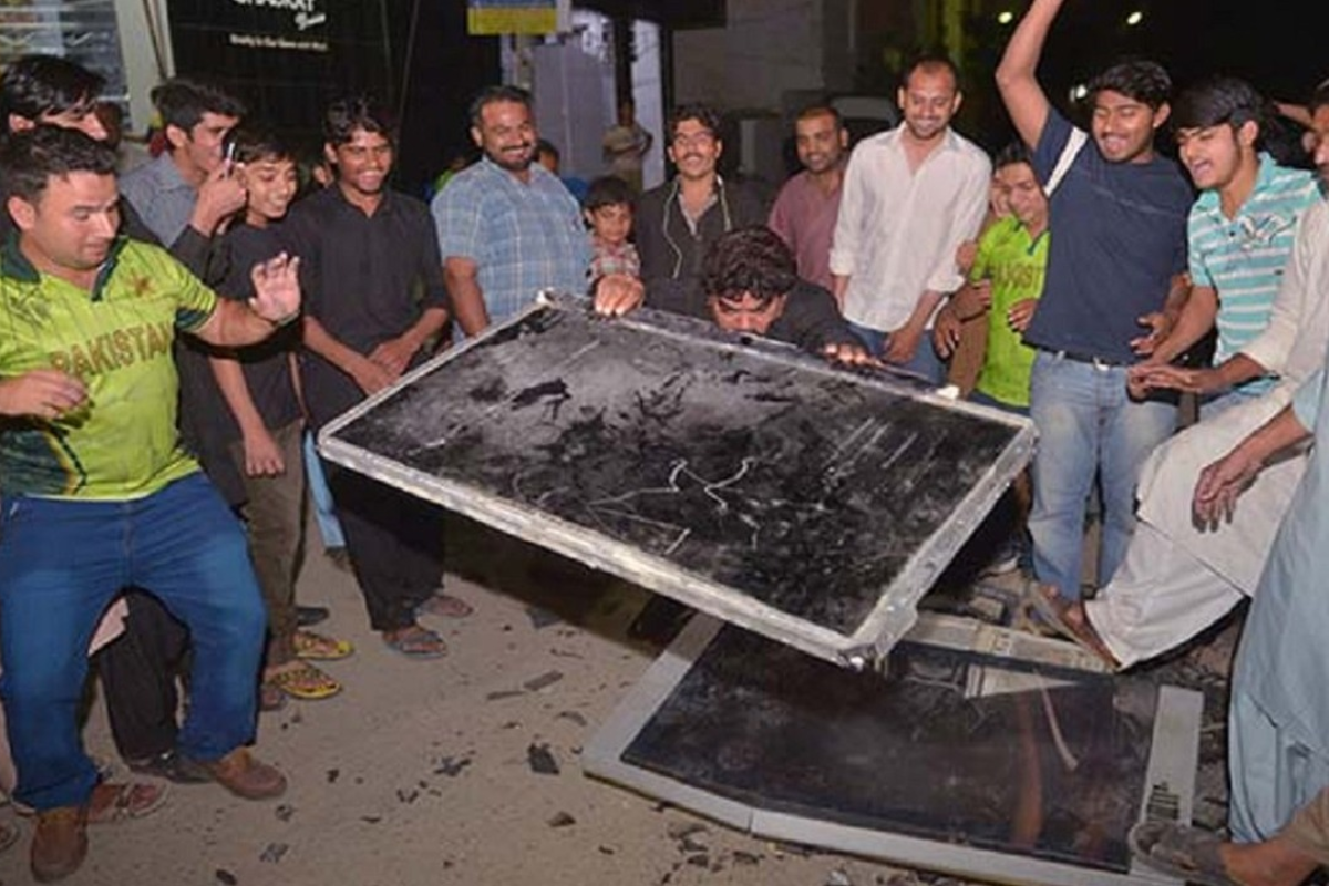 ভারতের কাছে হারায় পাকিস্তানি সমর্থকের টিভি ভাঙচুর