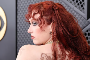 টপলেস লুকে আলোচনায় চ্যাপেল রোন