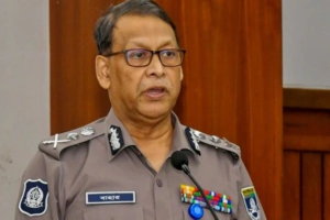 মধ্যরাতে রাস্তায় আইজিপি : নগরবাসীর নিরাপত্তা চূড়ান্ত নজরে