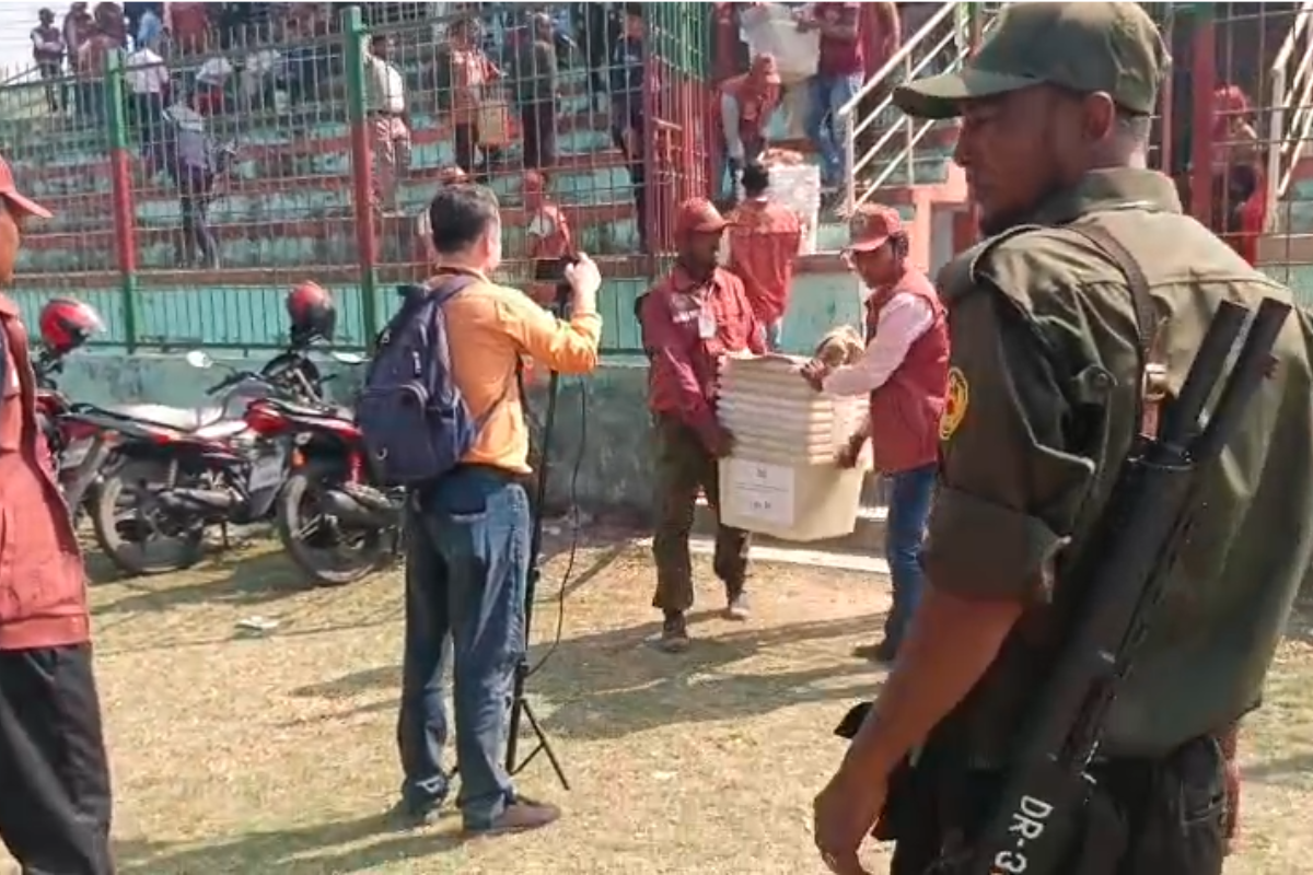 রাজবাড়ীতে ভোটের কাউন্টডাউন শুরু: স্টেডিয়ামজুড়ে শেষ মুহূর্তের প্রস্তুতি, কেন্দ্রে ছুটছেন প্রিজাইডিং কর্মকর্তারা