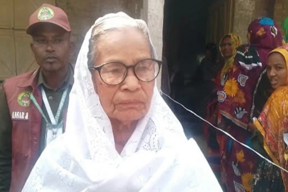 ভোট দিতে এসে হতাশায় ভেঙে পড়লেন বৃদ্ধা