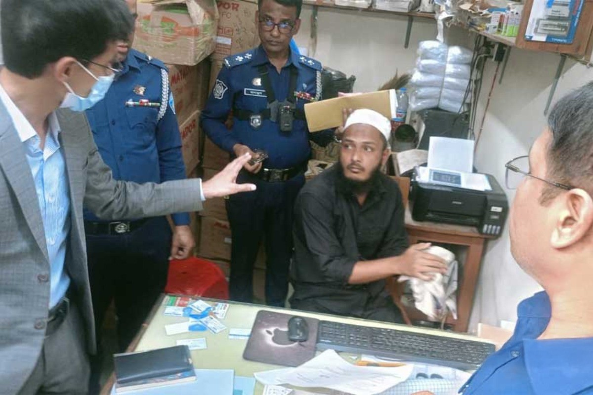 লক্ষ্মীপুরে ভোটের সিলসহ আটক