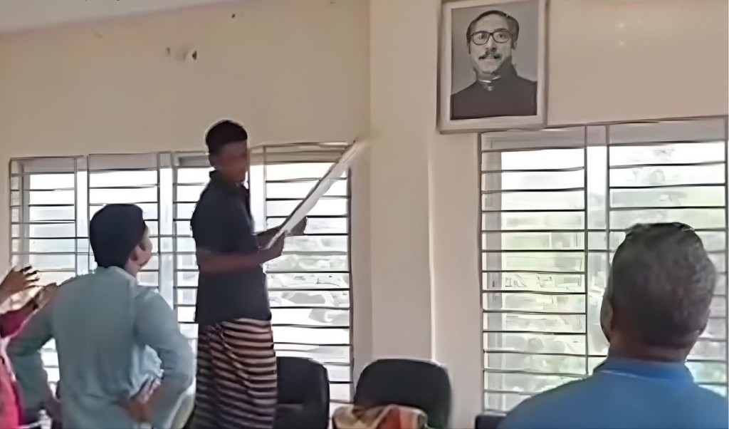 আ.লীগের অফিসে প্রবেশ করল বিএনপি-ছাত্রদল, অনুমতি মিলল ইউপি চেয়ারম্যানের